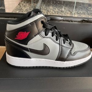 Jordan 1 Mid Black/Gym Red/Particle Grey/White Boys 6Y Shoes